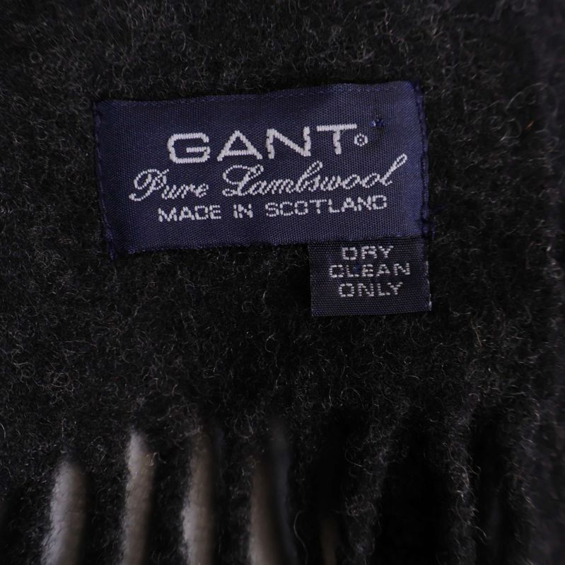Närbild på etikett med GANT Pure Lambswool made in Scotland