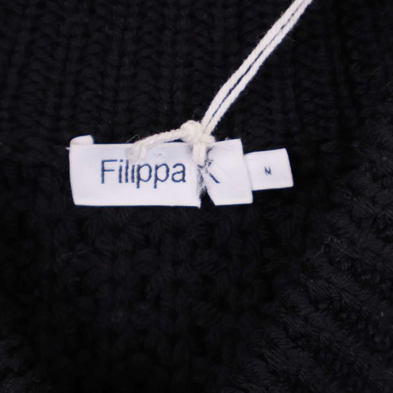 Närbild på Filippa K-märkesetikett och storlek M