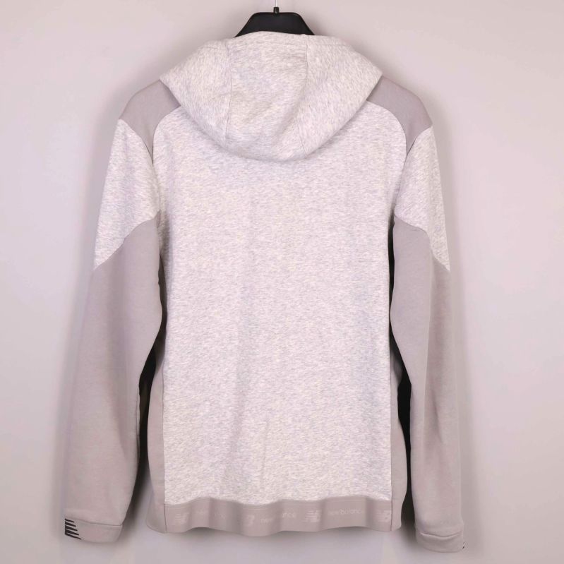 Baksida av ljusgrå hoodie med huva
