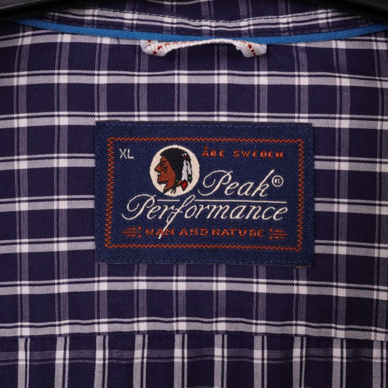 Peak Performance logotypetikett inuti skjortkragen