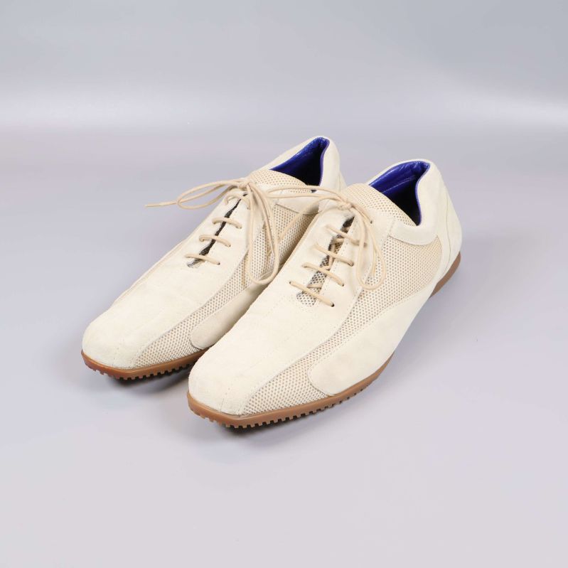 Beiga sneakers i mocka och textil snett framifrån
