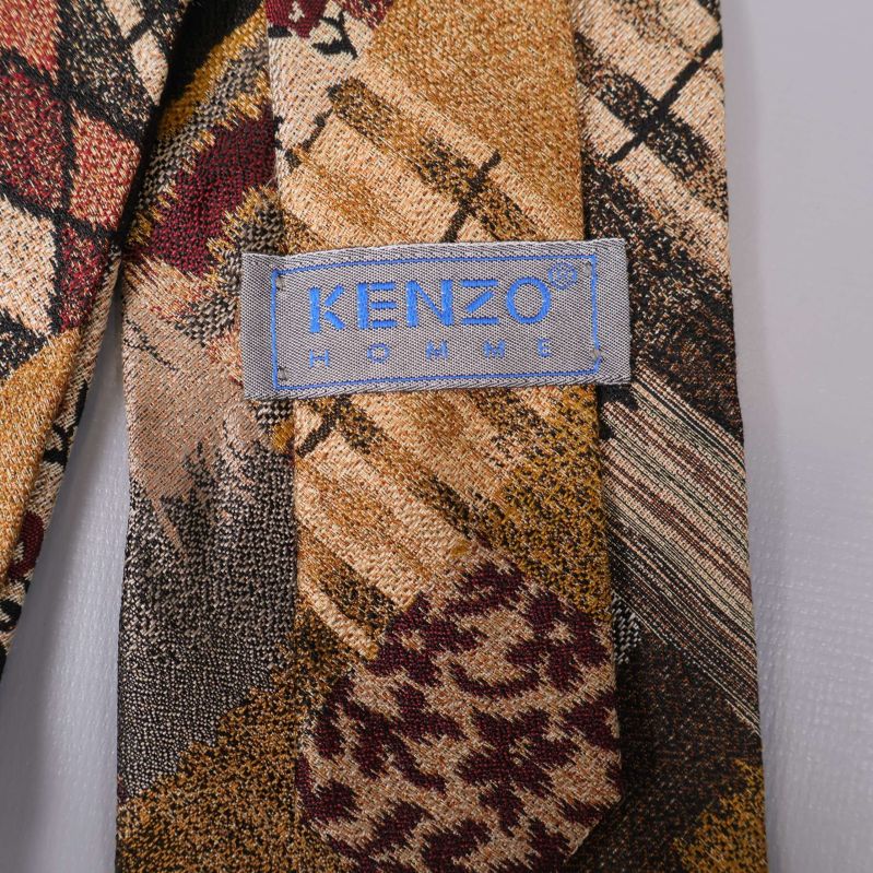 Närbild på blå Kenzo HOMME-etikett på slipsen