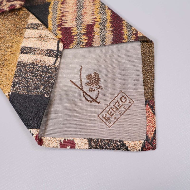 Detaljbild av Kenzo HOMME-logga på slipsens baksida