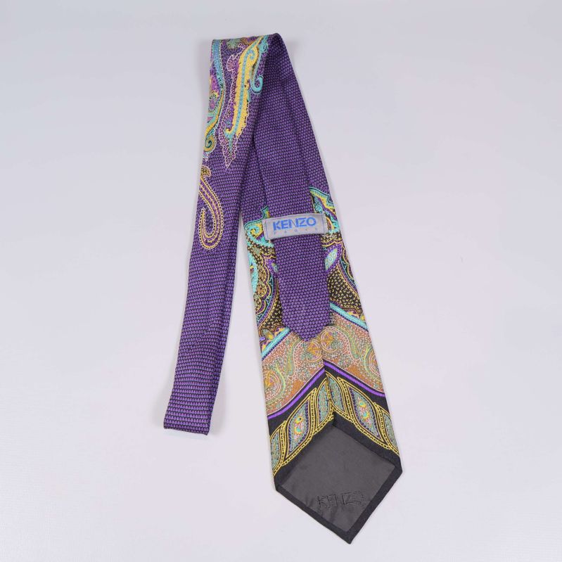 Baksida av slips med Kenzo-etikett och paisley