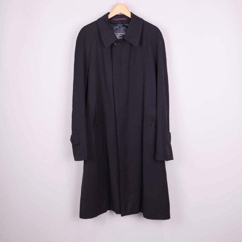 Lång blå trenchcoat