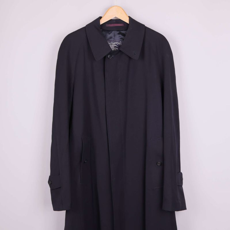 Trenchcoat Burberrys med fokus på överdel och krage