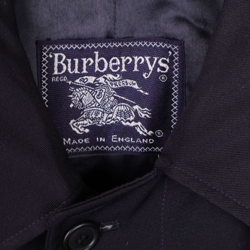 Närbild på Burberrys etikett på insidan av kragen
