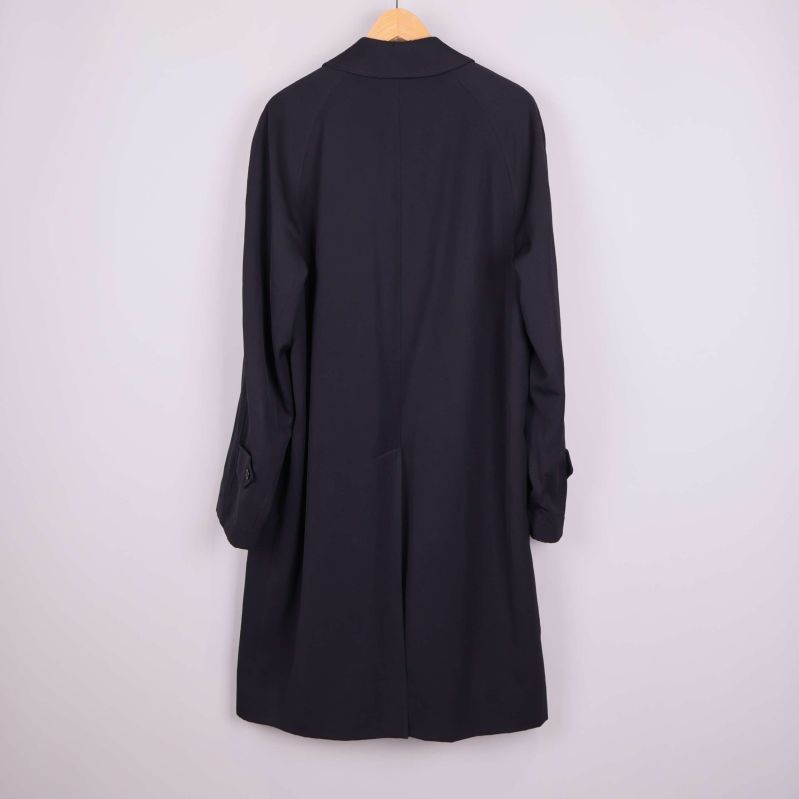 Baksidan på en blå trenchcoat  