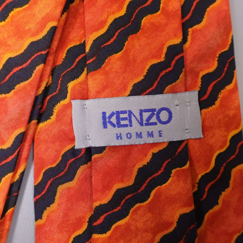 Närbild på Kenzo Homme-märke och vågmönster