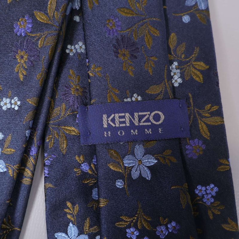 Närbild på Kenzo Homme-etikett på slipsen