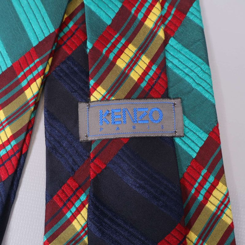 Närbild på Kenzo Paris-märke i blått