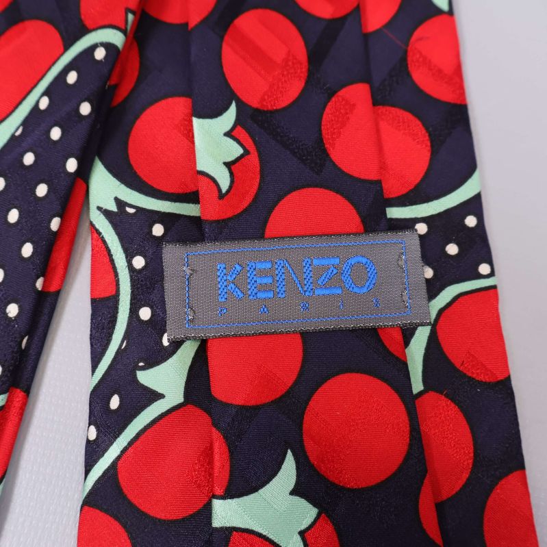 Närbild på Kenzo Paris tygetikett på baksidan av slipsen