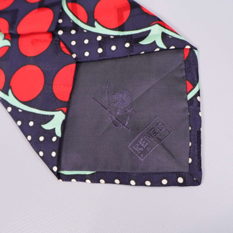 Detalj av slipsens spets med broderad Kenzo-logga
