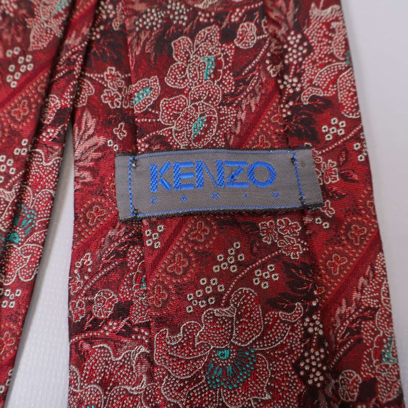 Närbild av Kenzo-etikett på baksidan av slipsen