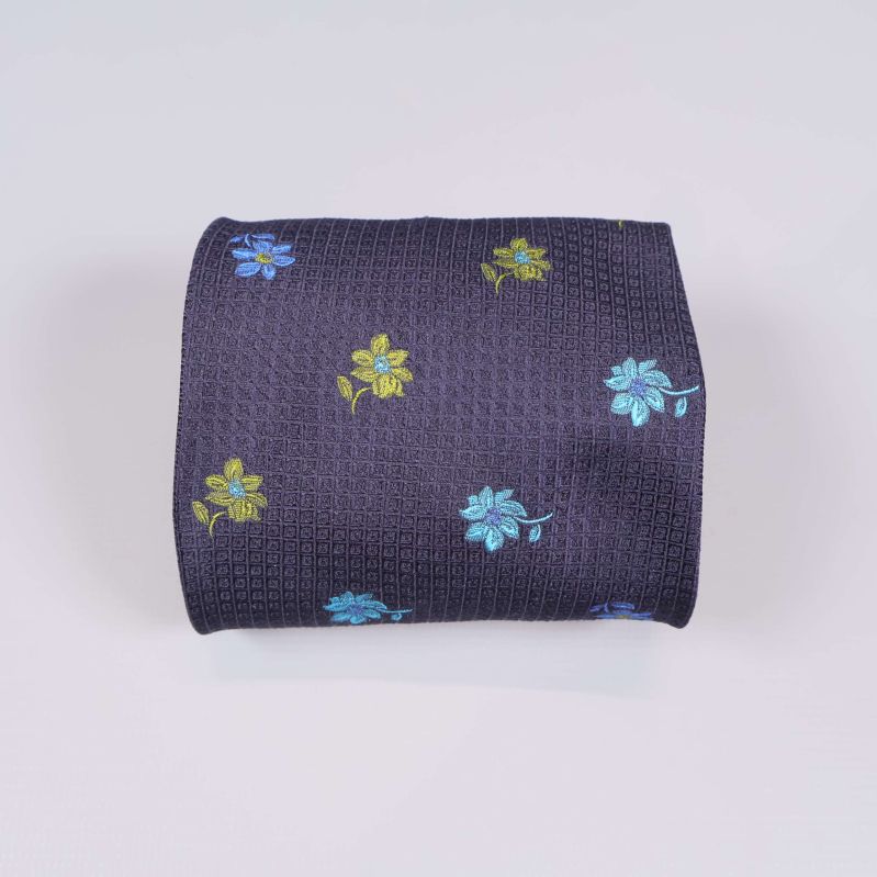 Rullad slips med blå och gröna blommor