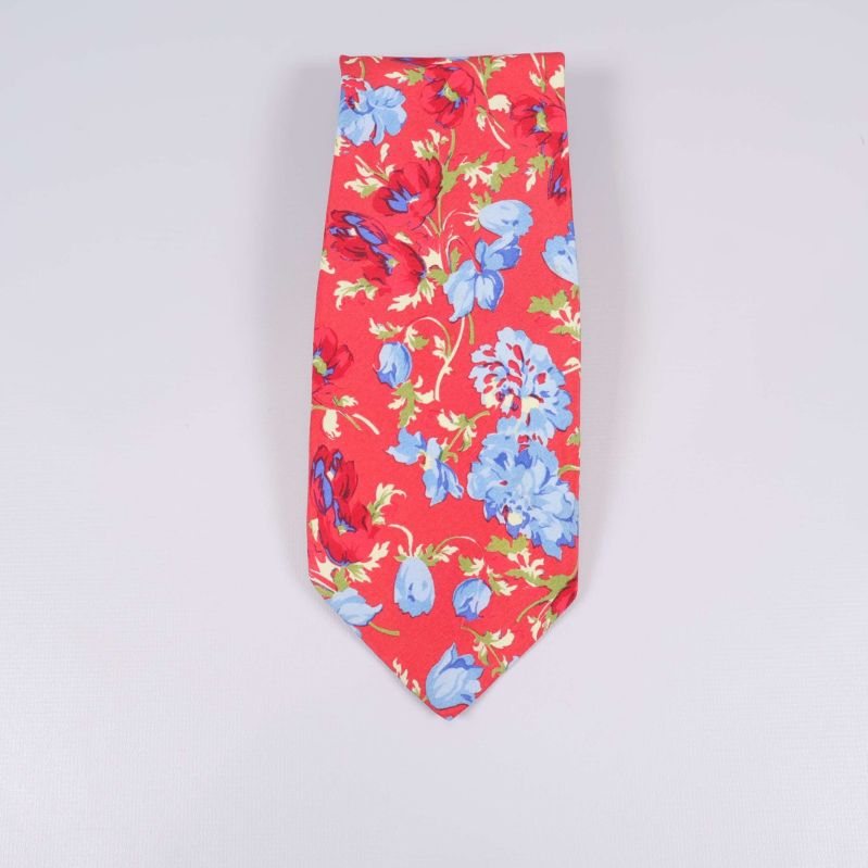 Slips i rött tyg med blått blommönster 