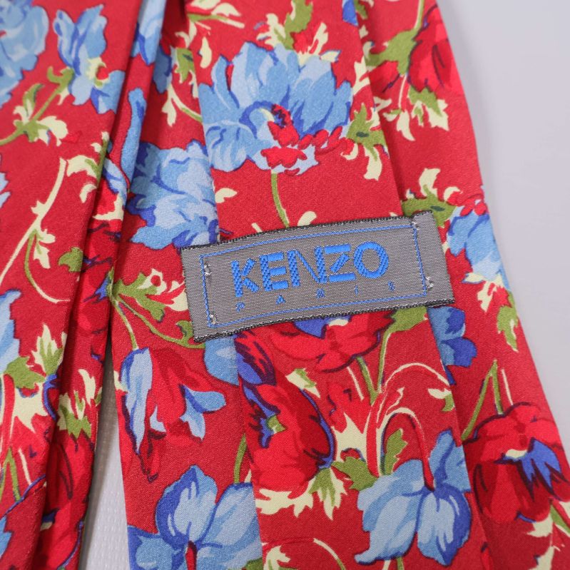 Närbild på Kenzo-märket på blommig slips