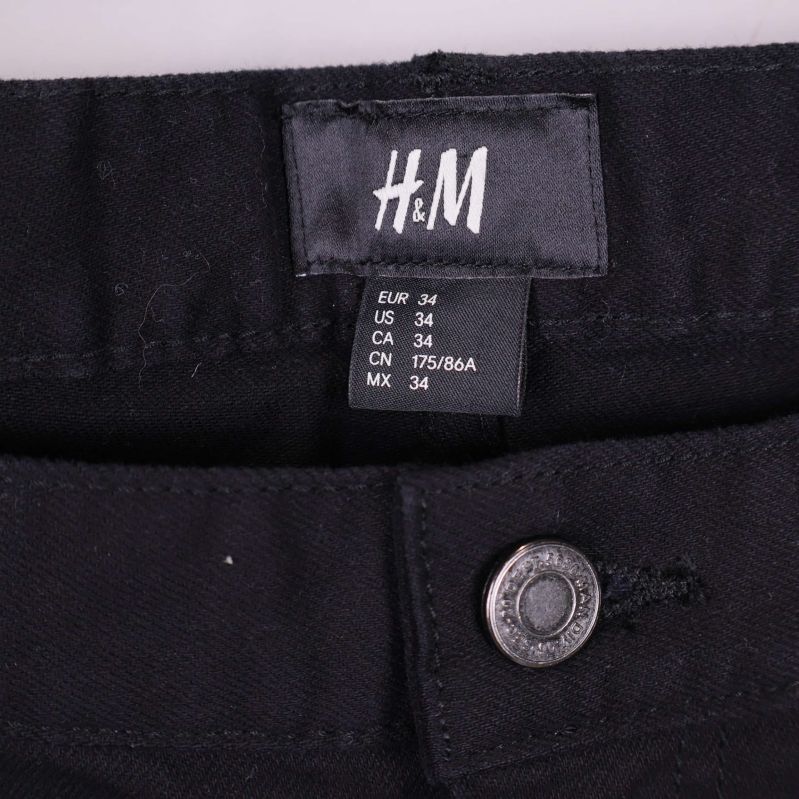 Storleksetikett med H&M och storleksangivelser