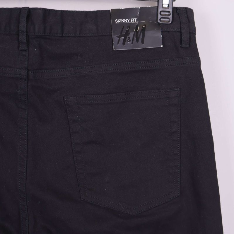 Bakficka och etikett på svarta skinny jeans