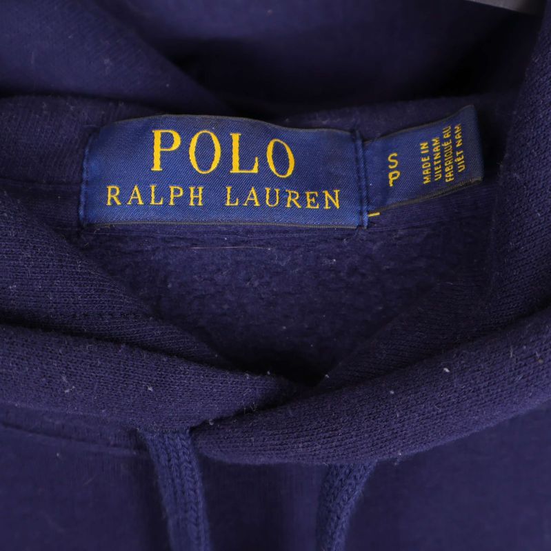 Närbild på Polo Ralph Lauren-märket i huvans nacke