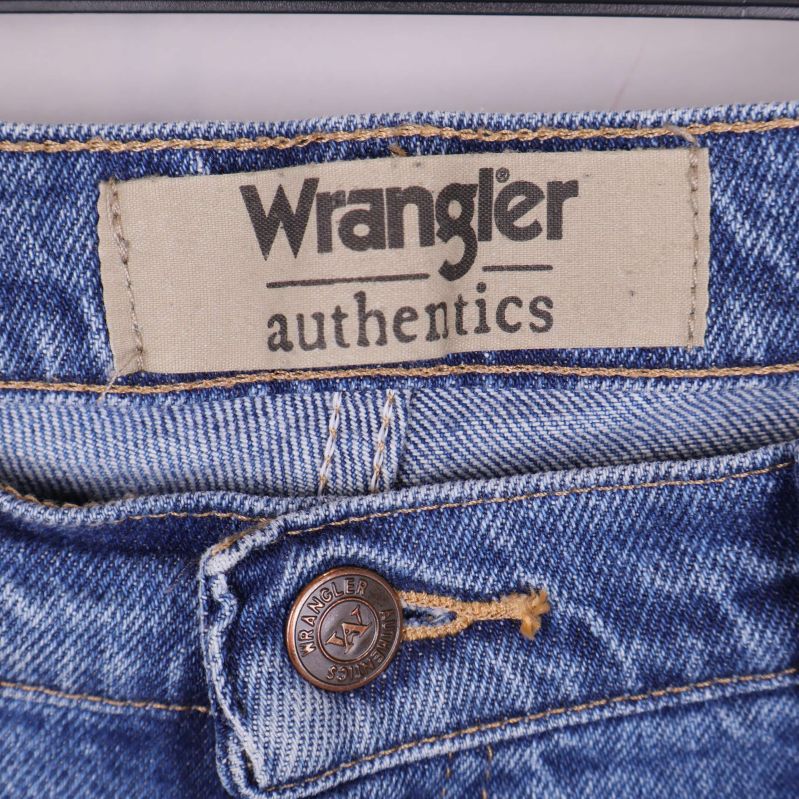 Wrangler label i midjan och metallknapp med logotyp
