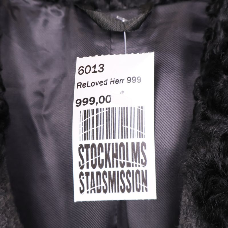 Prislapp från Stockholms Stadsmission i kappans krage