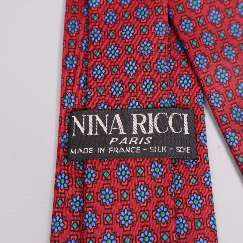 Närbild på Nina Ricci Paris etikett på slipsen