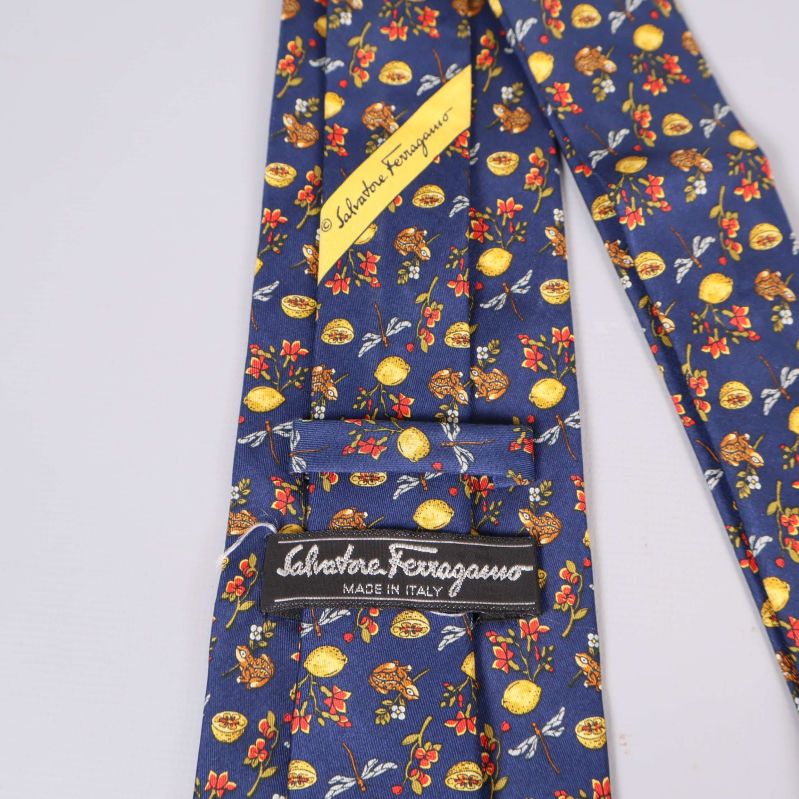 Närbild på märkning Salvatore Ferragamo och etikett på slips