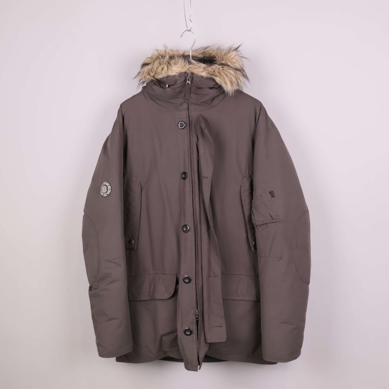 Brun parkas med huva och fuskpäls hängande