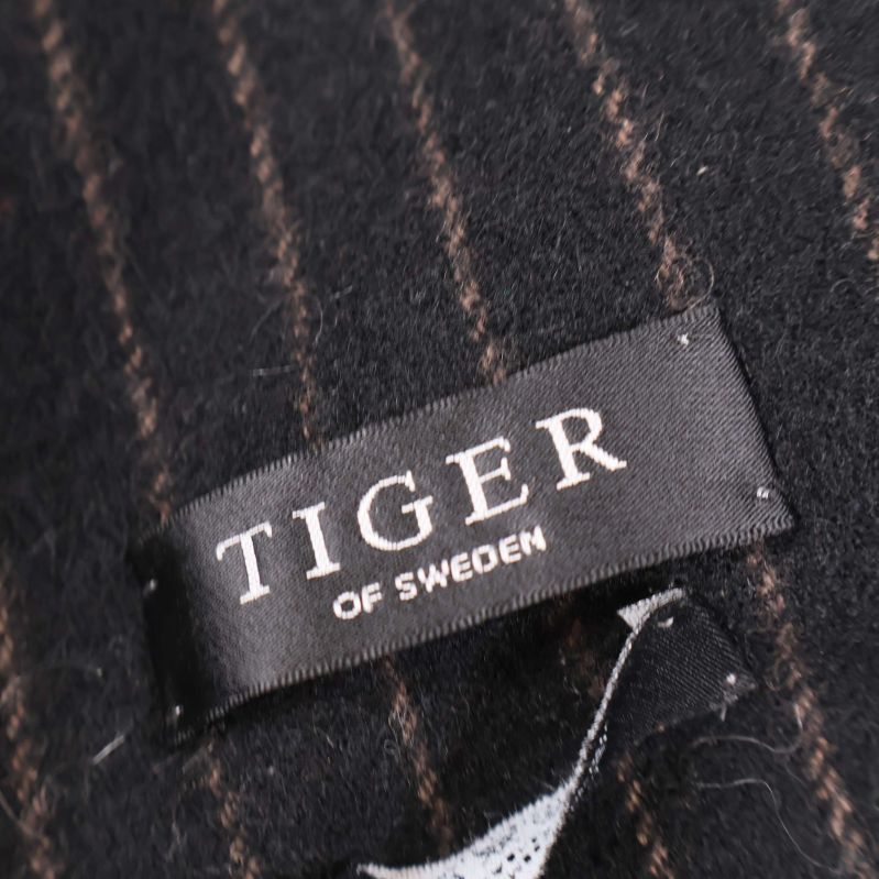 Tiger of Sweden-logotyp på svart randig halsduk