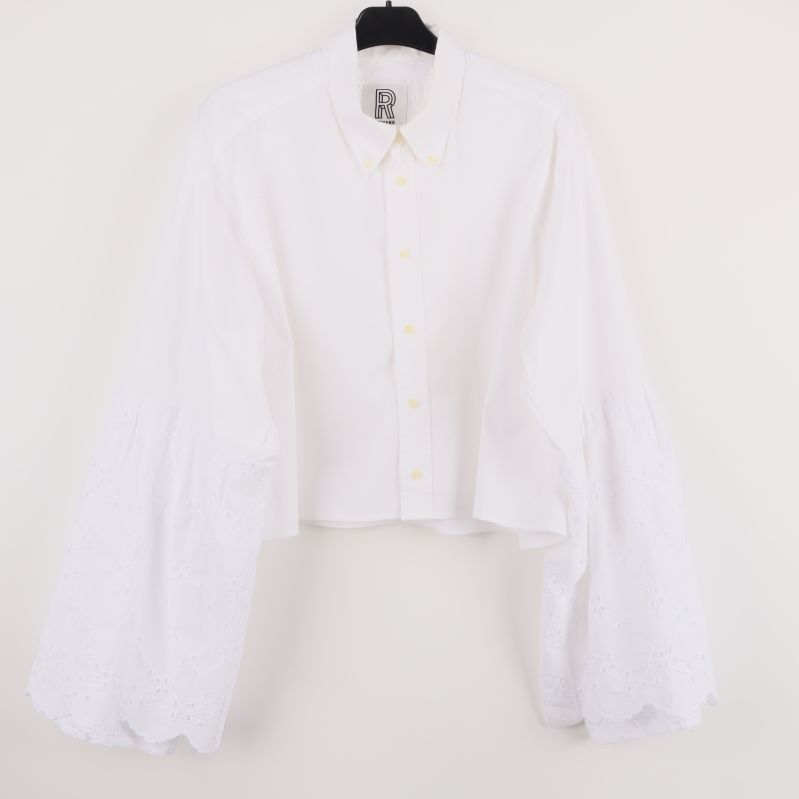 Vit blus med vida ärmar och broderi