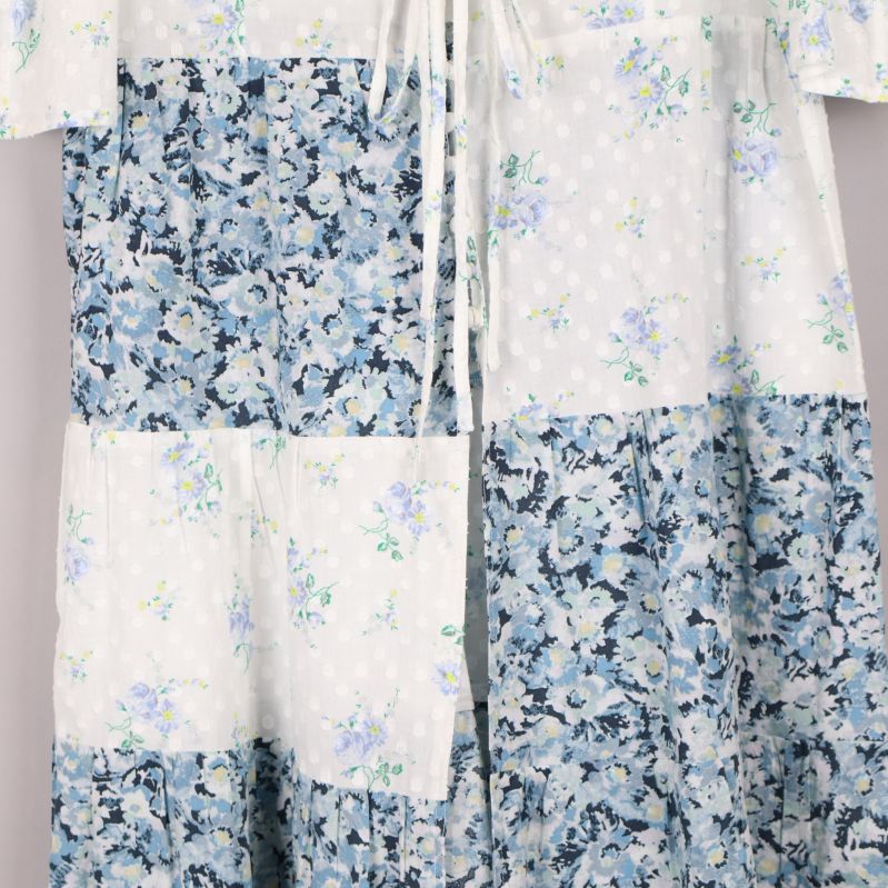 Närbild på blommönstrad patchwork-design på klänning