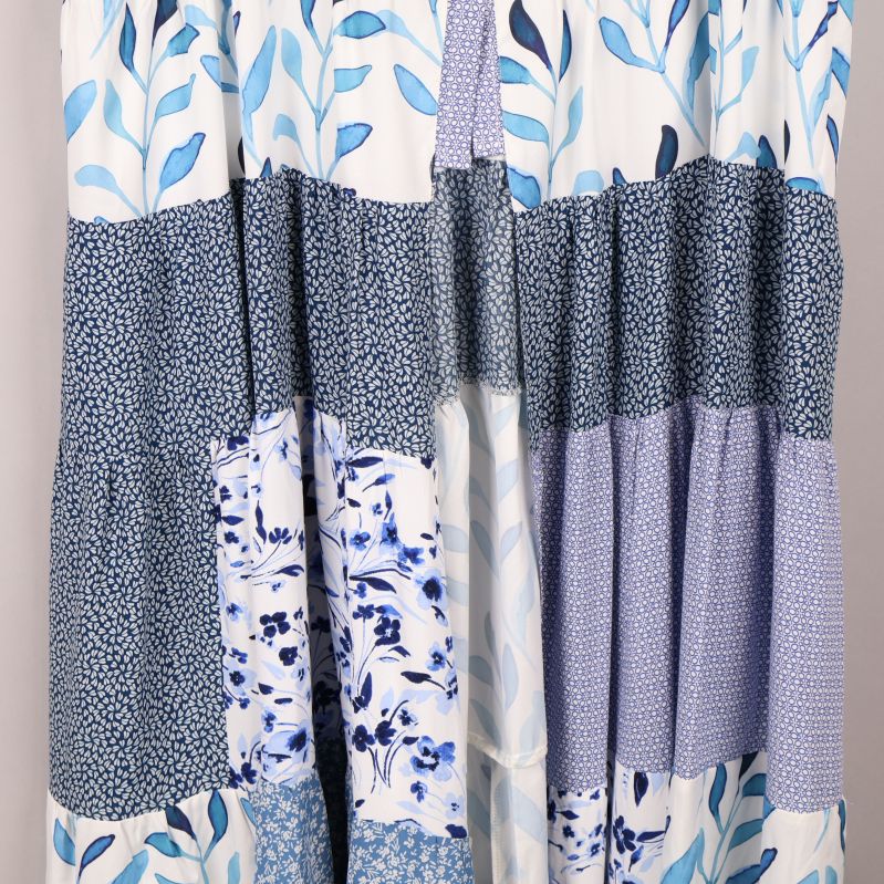 Närbild av klänningens patchwork-mönster