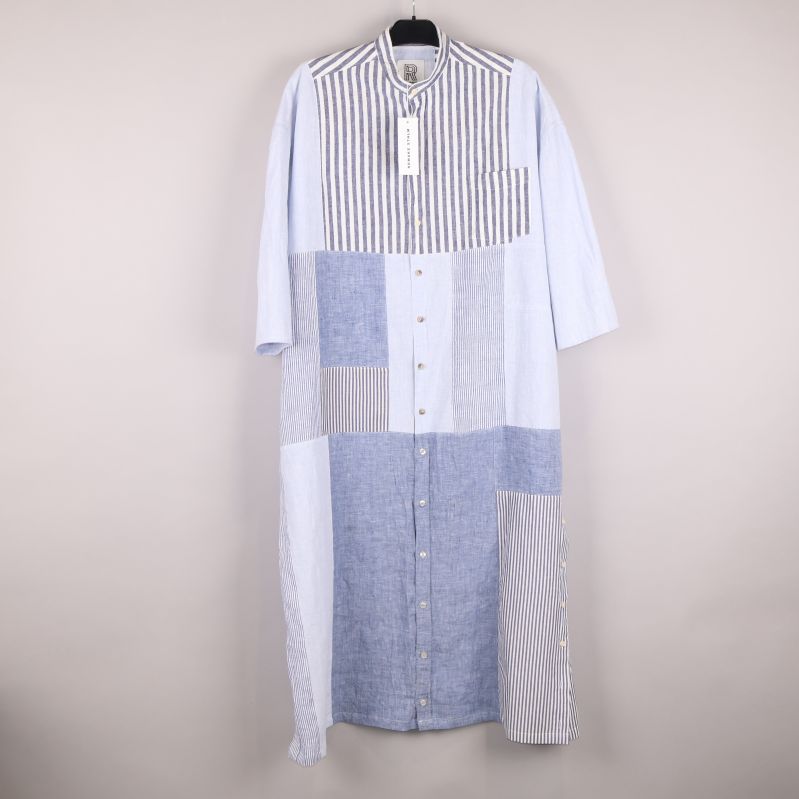 Lång skjortklänning i blått och vitt patchwork framifrån