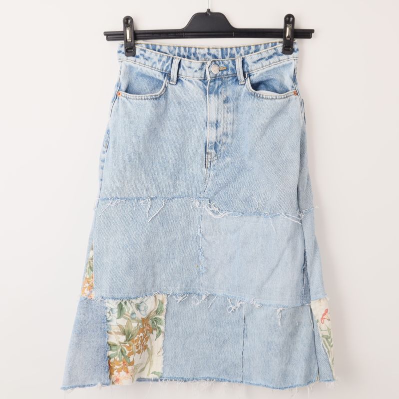 Framsida av denimkjol med blomdetaljer
