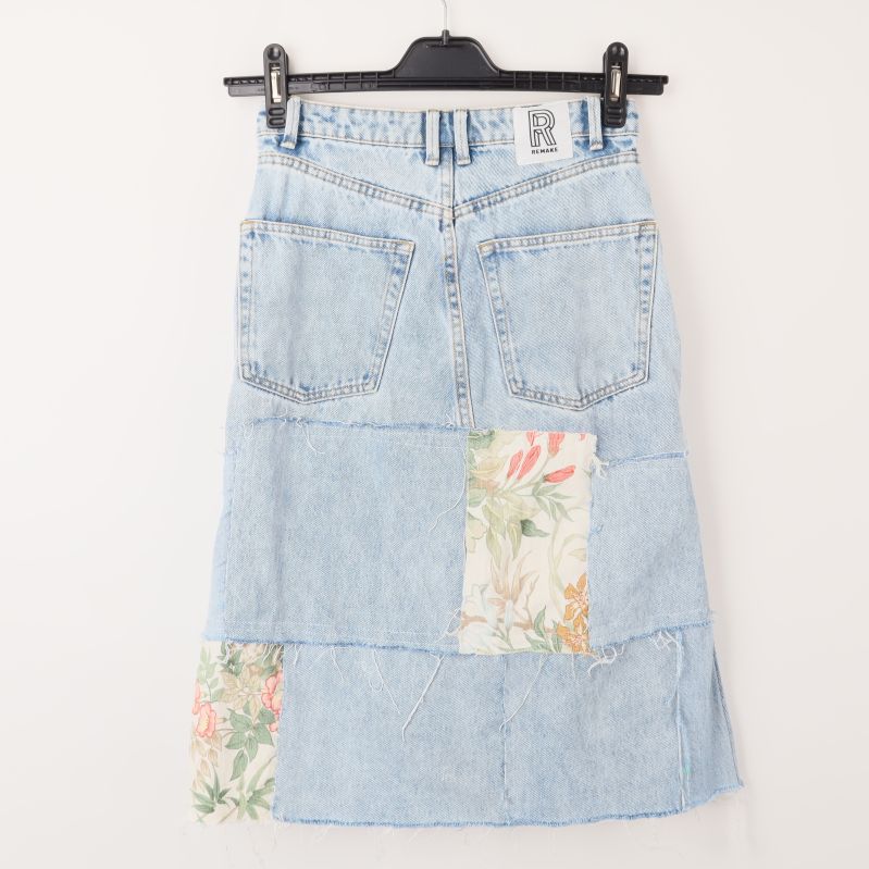 Baksida av denimkjol med blommönster