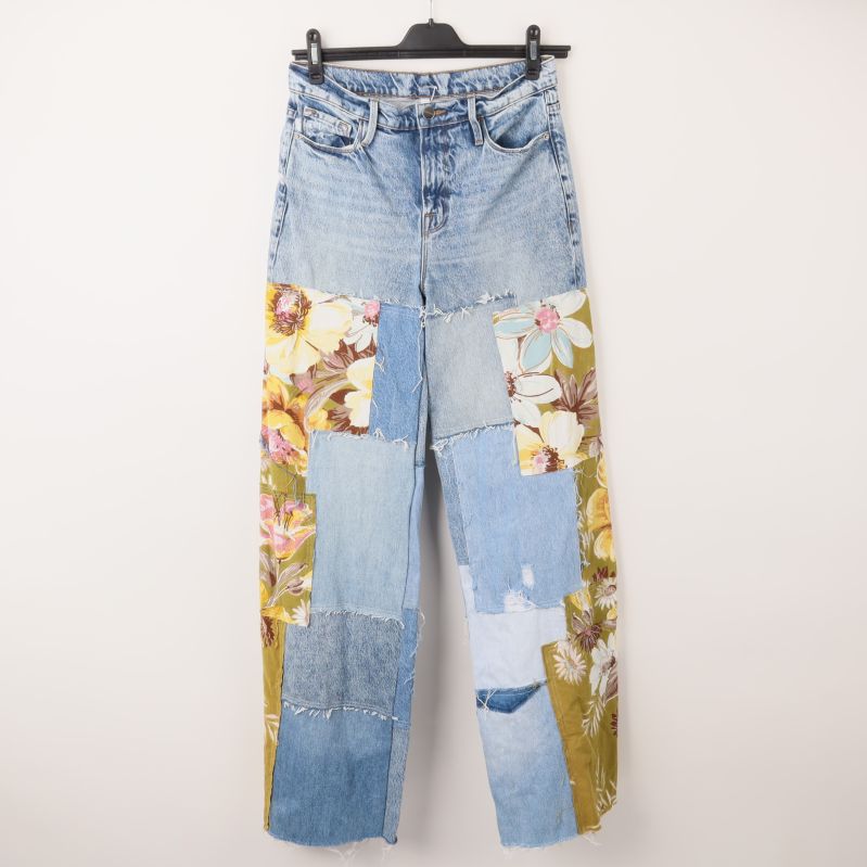 Framsidan av patchwork jeans med blommönster