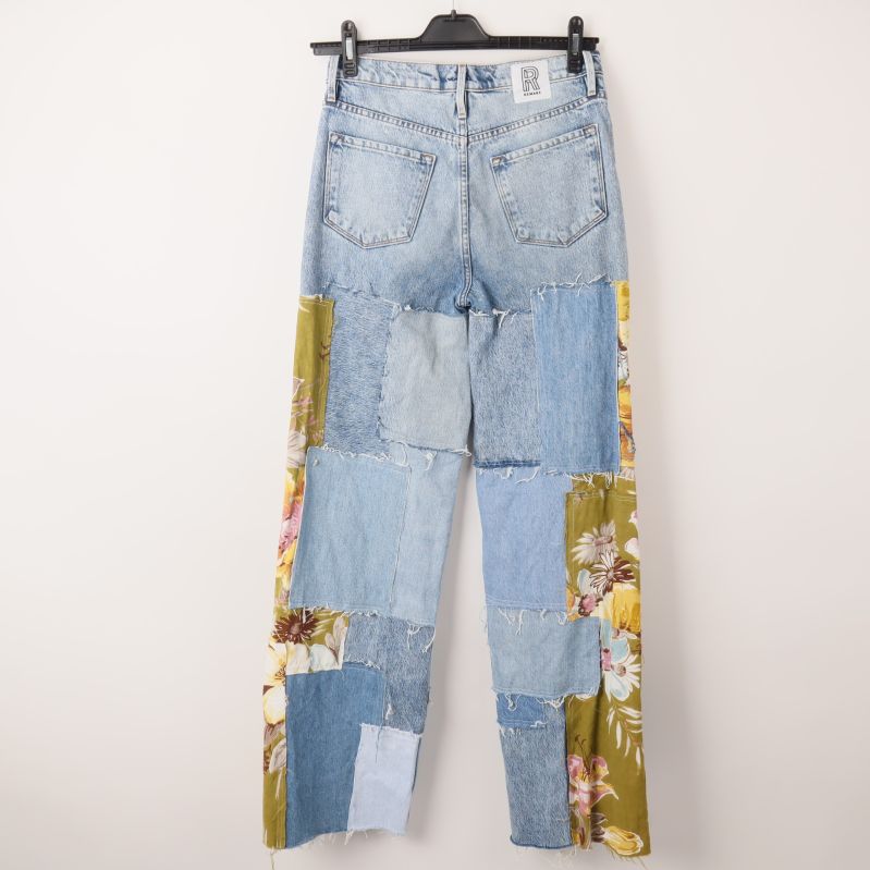 Baksidan av patchwork jeans med blommönster