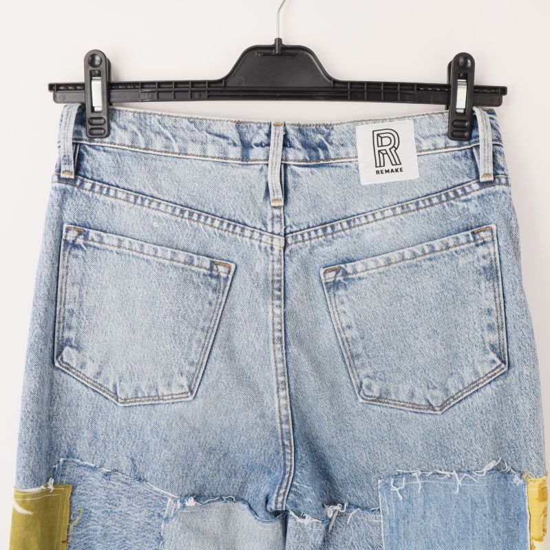 Baksida av jeans med fickor och etikett
