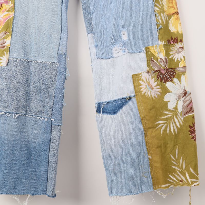 Benens patchwork och blommiga tyger i närbild