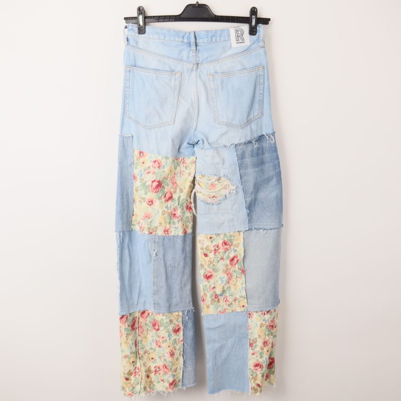 Baksidan av jeans med blommönster och ljusblå denim