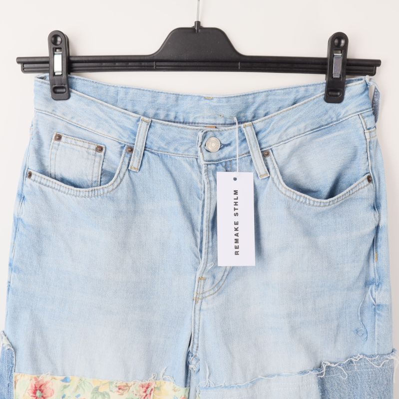 Jeans med etikett och knappdetalj i närbild