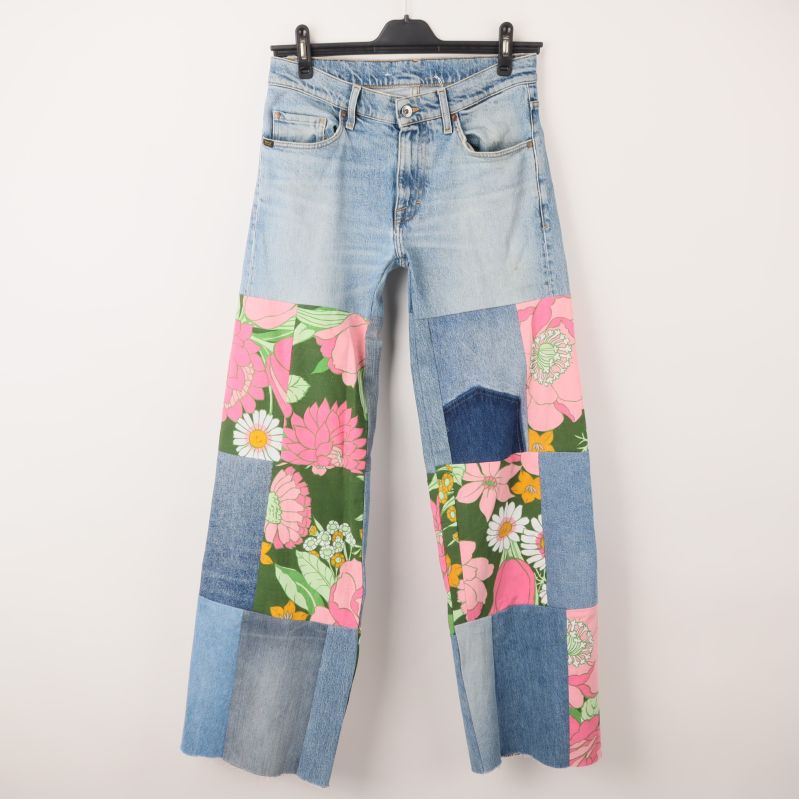 Framsida av ljusblå jeans med färgglatt patchwork