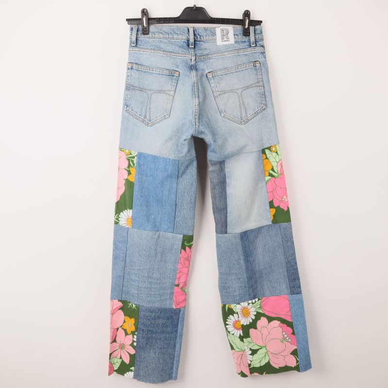 Baksida av jeans med patchwork och bakfickor