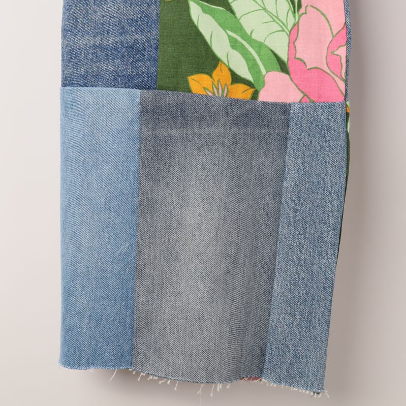 Närbild av benens patchwork och blommönster
