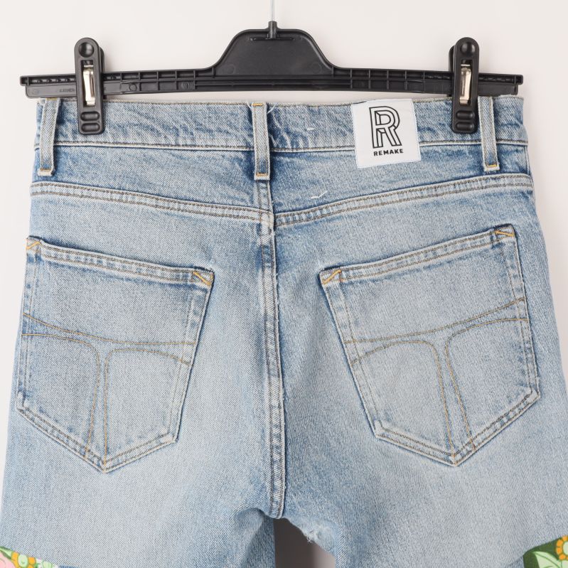 Baksida av jeans med synliga bakfickor