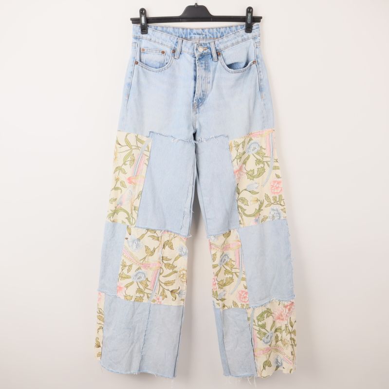 Framsida av patchwork jeans med blommönster