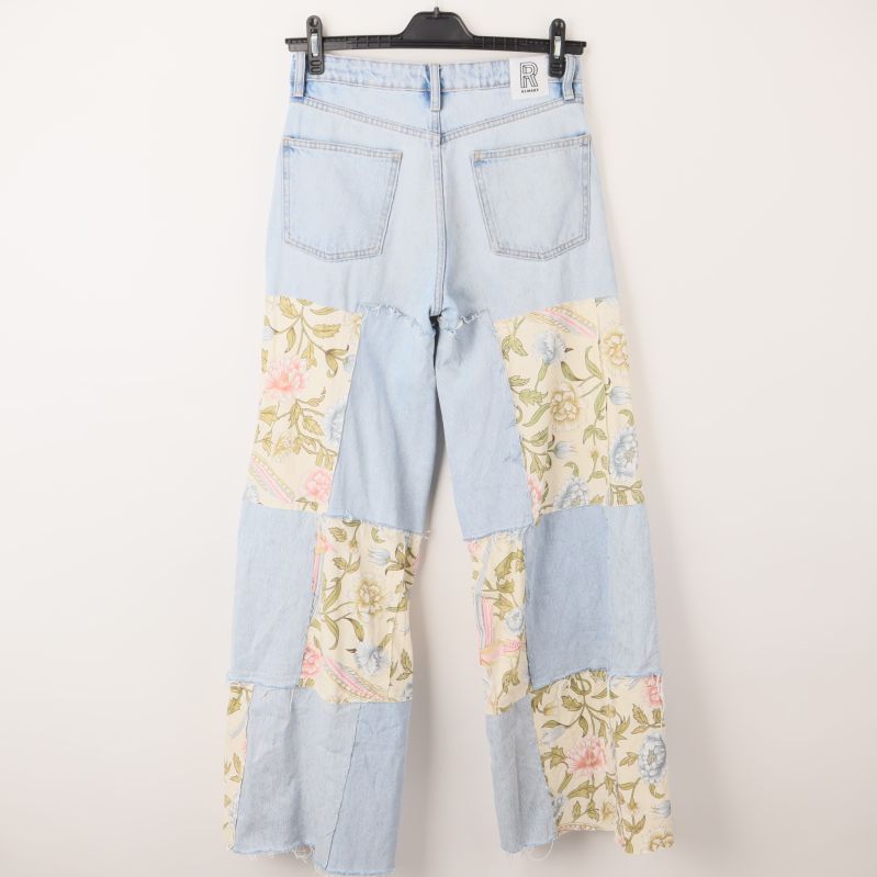 Baksida av patchwork jeans med blommönster