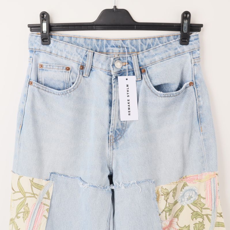 Närbild på fickor och midja av jeans
