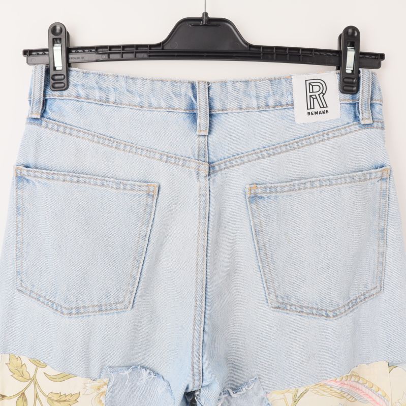 Bakfickor och etikett av jeans
